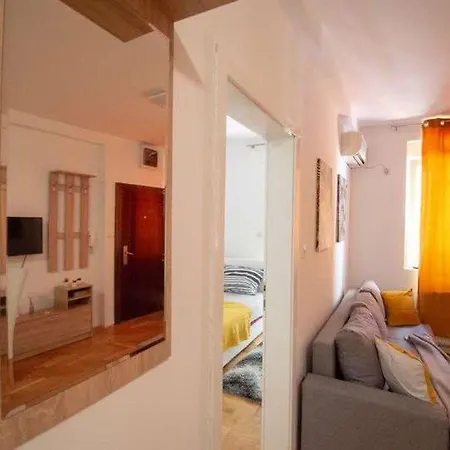 Apartment Centar Stan Na Dan Za Do 4 Osobe Novi Sad